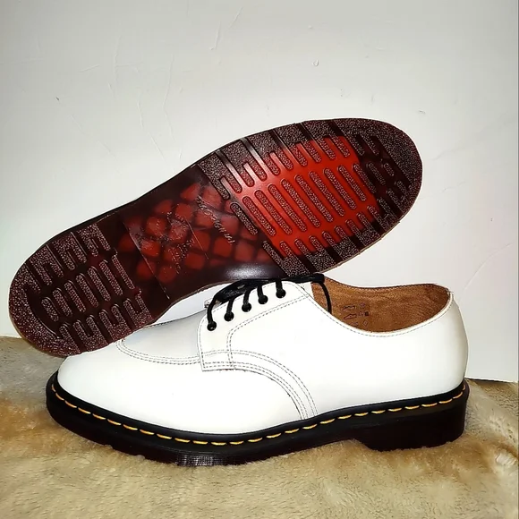 DR. MARTENS 2046 (WHITE VINTAGE SMOOTH) 2046 Vintage Smooth Leather Oxford Shoes in White | Dr. Martens main image 4